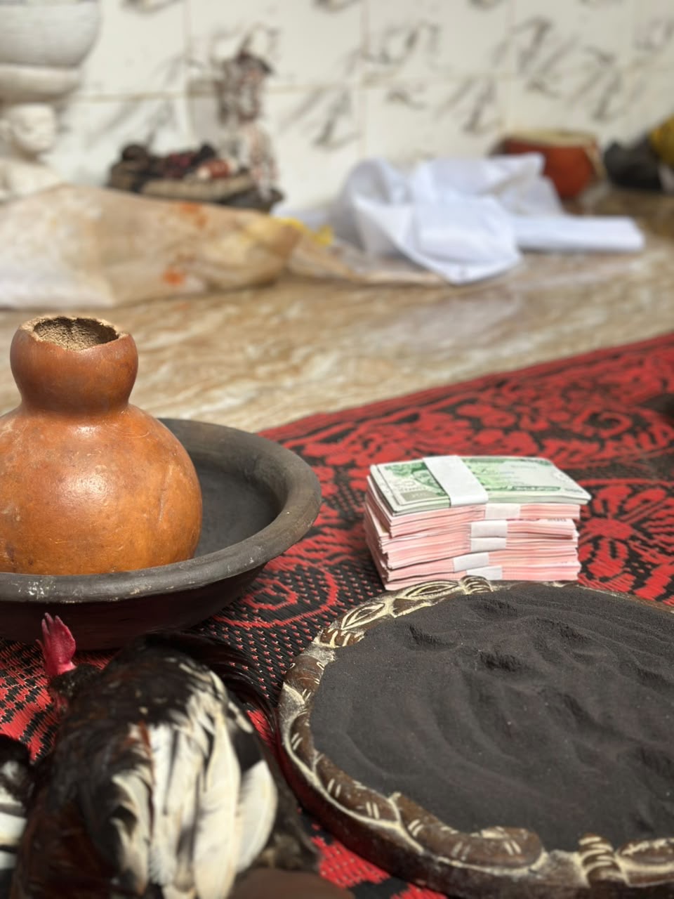 A hen beside the tray and offerings before a consultation