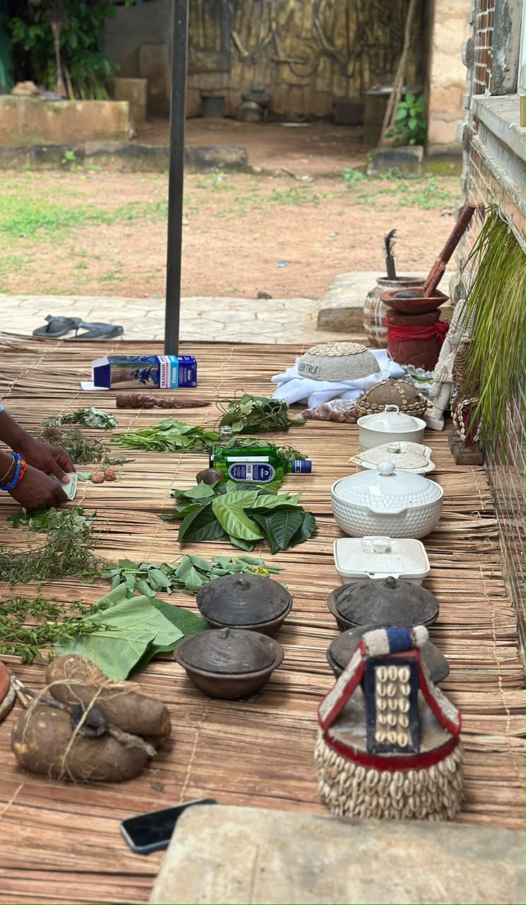 Leaves, vessels and sacred objects arranged at the Ile